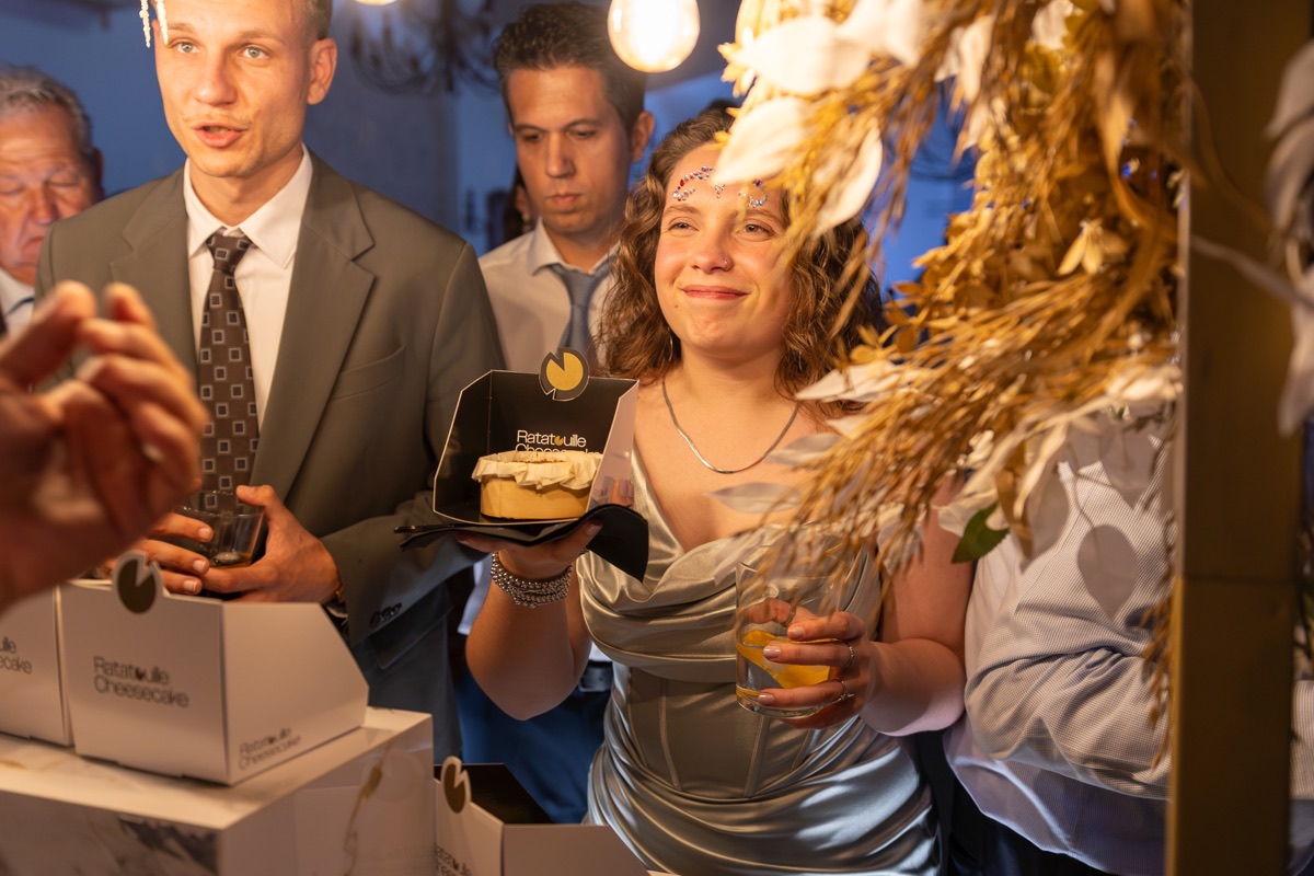 Invitados disfrutando de las tartas de queso en una celebración