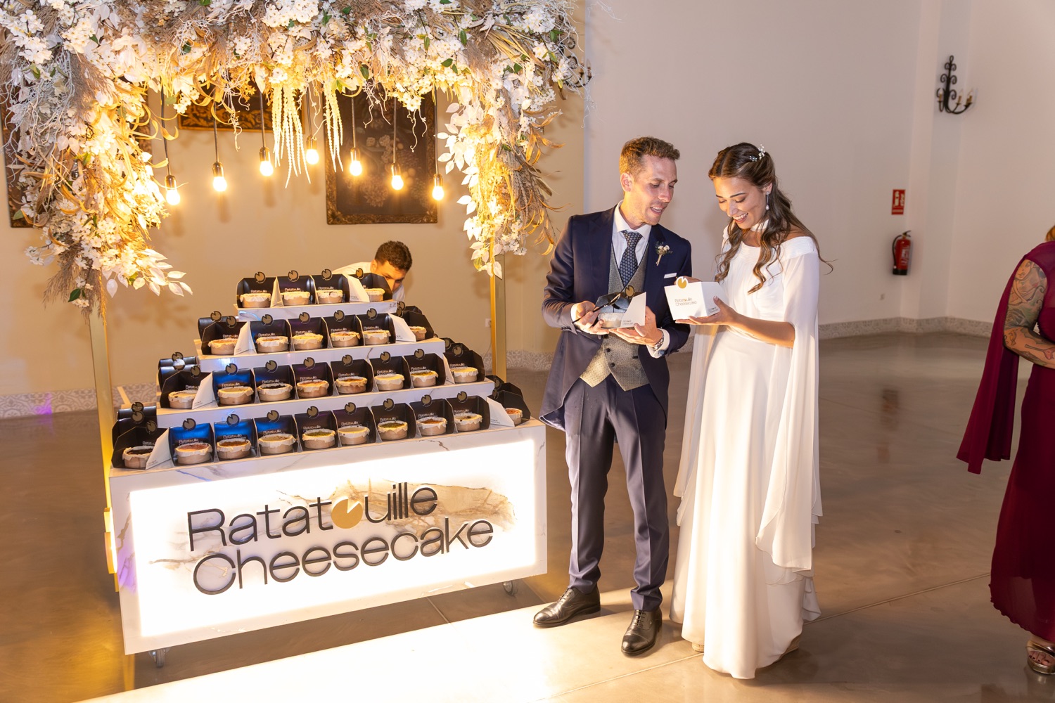 Novios junto al stand de Ratatouille Cheesecake en su boda